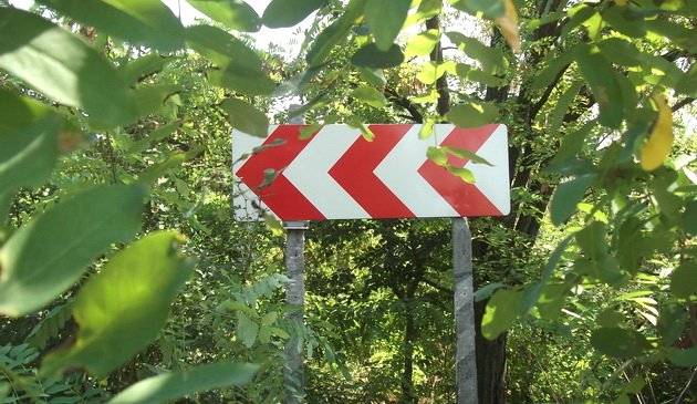 Un clujean de 24 de ani s-a răsturnat cu mașina într-o curbă deosebit de periculoasă. Victima, transportată la spital