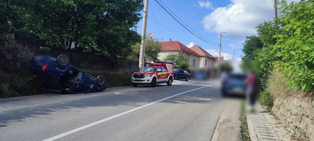 Accident între două mașini în Cluj: Una s-a răsturnat, iar șoferul a fost transportat la spital
