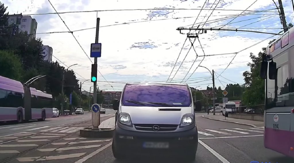 Trafic dat peste cap în Cluj-Napoca: un șofer a oprit cu duba pe sensul greșit, chiar în fața semaforului
