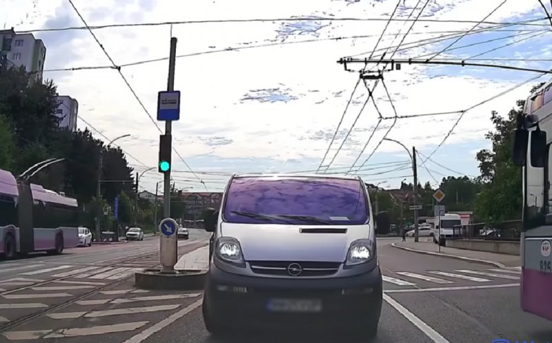 Trafic dat peste cap în Cluj-Napoca: un șofer a oprit cu duba pe sensul greșit, chiar în fața semaforului