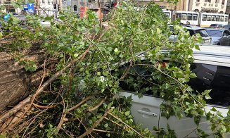Femeie UCISĂ în propria locuință de o bucată din acoperiș desprinsă dintr-un alt imobil / Ravagii în capitală în urma furtunii de joi