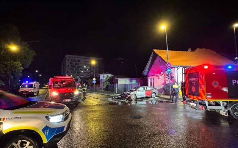 Cum s-a produs accidentul cu 5 victime din zona Platinia/ În urma impactului, mașinile au fost aruncate pe trotuar, iar una a ajuns în curtea unei case