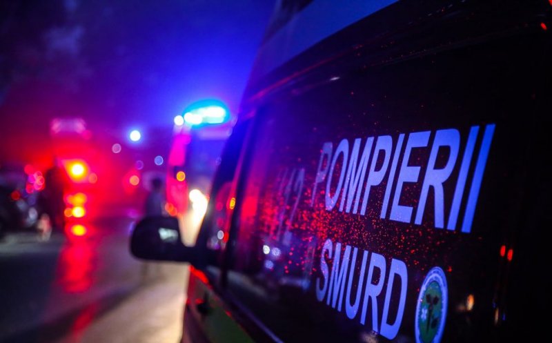 Mașină răsturnată pe un drum din Cluj. Au intervenit SMURD-ul și două autospeciale de descarcerare