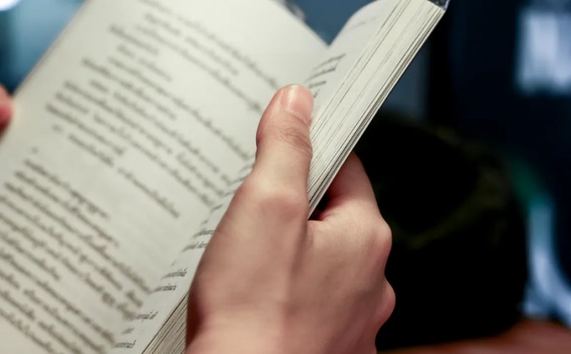 România, ultima în UE la obiceiul de a citi. Miclea: Bursele puteau fi convertite în vouchere din care elevii și studenții să-și cumpere doar cărți și rechizite