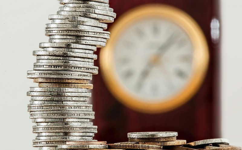 Economiștii trag un semnal de alarmă: Taxe mai mari și inflație în creștere, risc de recesiune. Euro ar putea ajunge la 5,14 lei în 12 luni