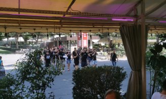 Erevanul vibrează în alb și negru. Fanii Universității fac spectacol în Armenia
