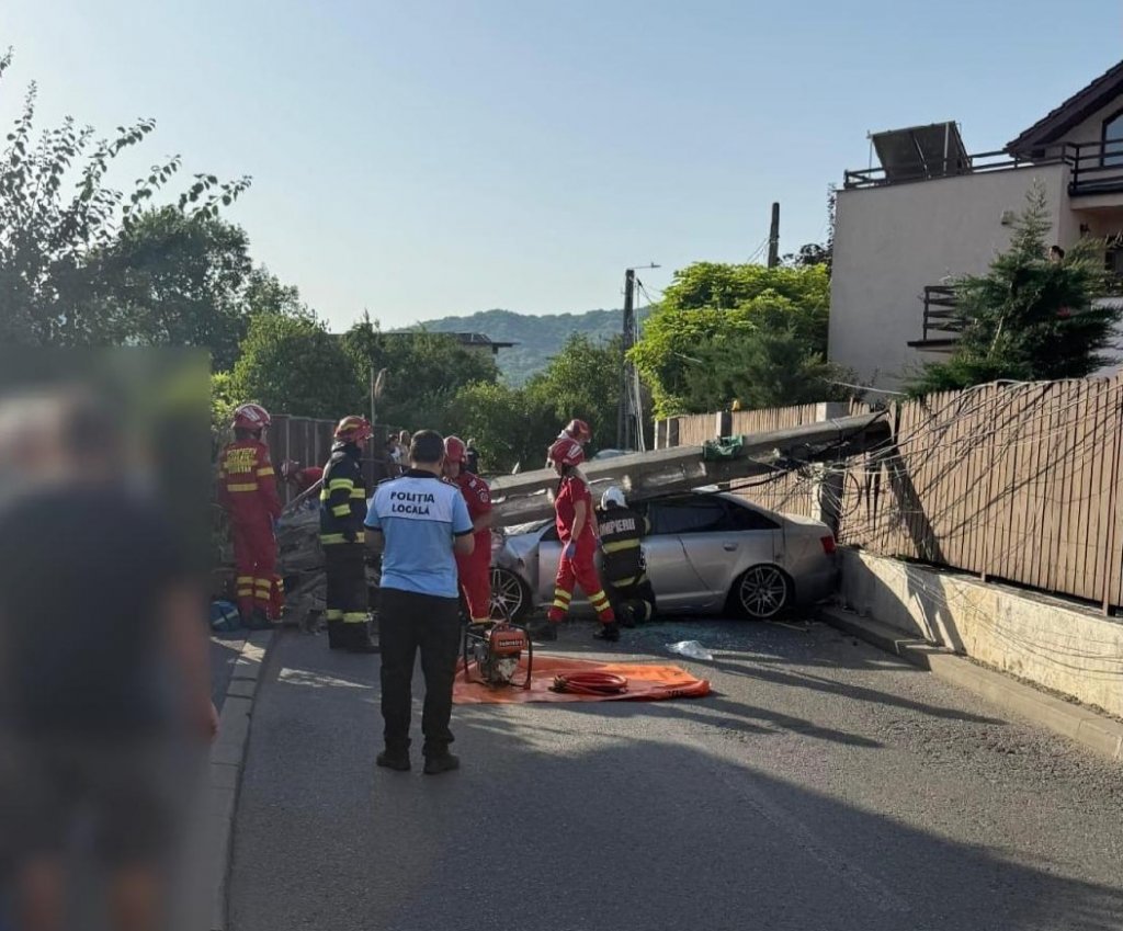 Accident la Florești: Un bărbat a fost transportat la spital, după ce s-a izbit cu mașina de un stâlp electric. Polițiștii spun că era beat