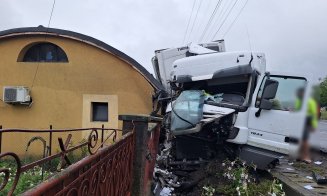 ACCIDENT în județul Cluj: Autocamion scăpat de sub control / Pagube inclusiv într-o gospodărie