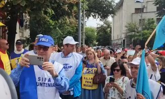 Sute de profesori la primul protest anunțat în fața Ministerului Educației. Sindicaliștii cer demisia ministrului Daniel David