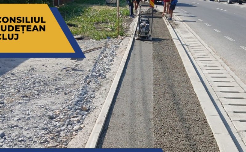 Se repară trotuarele și șanțurile dintr-o localitate clujeană. Au fost distruse de ploi și inundații
