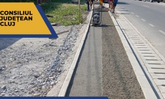 Se repară trotuarele și șanțurile dintr-o localitate clujeană. Au fost distruse de ploi și inundații