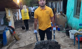 Simion și oamenii lui, la lopată, în ajutorul sinistraților de la Broșteni / ”Nu e campanie, nu e imagine. Noi venim cu fapte, nu cu vorbe”