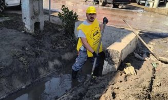 Simion și oamenii lui, la lopată, în ajutorul sinistraților de la Broșteni / ”Nu e campanie, nu e imagine. Noi venim cu fapte, nu cu vorbe”