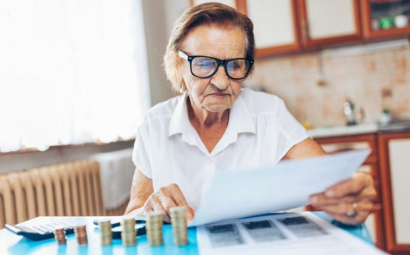 Ce se schimbă pentru pensionari din august și cine scapă de noile taxe