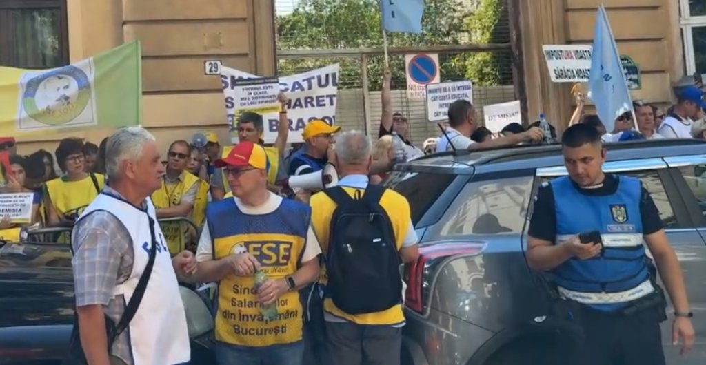 Sindicatele din învățământ nu se lasă! A patra zi de proteste în fața Ministerului Educației/ David: "Putem să discutăm și fără grevă"