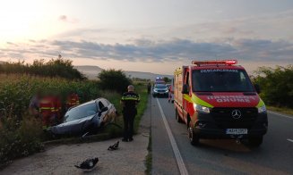 ACCIDENT în județul Cluj: 2 victime, după ce o mașină a ajuns în șanț, lovind și un cap de pod