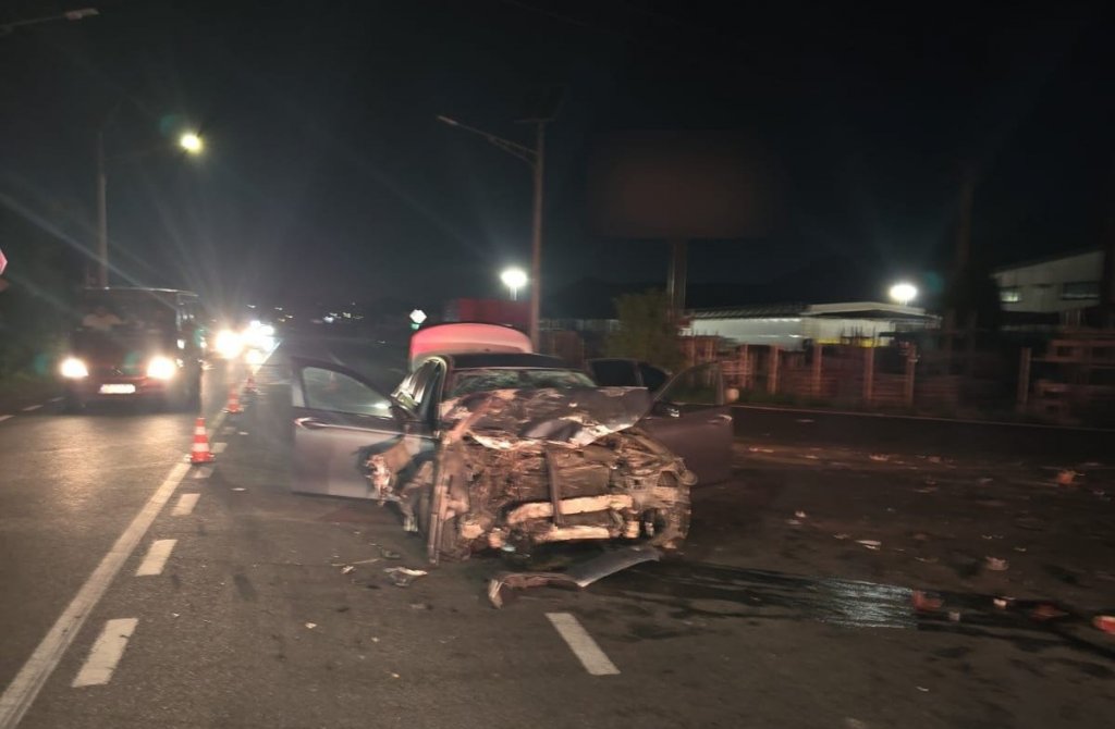 Mașină făcută praf, în urma unui accident grav în Cluj. Două victime, transportate la spital