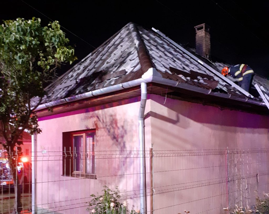 Casa unei familii din Cluj, cuprinsă de flăcări. Doi bărbați răniți / Pompierii au intervenit timp de două ore