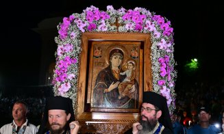 IMAGINI spectaculoase de la Mănăstirea Nicula: Icoana a fost scoasă în procesiune din biserică la Prohodul Maicii Domnului