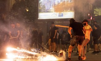 Scene de război în Serbia: Proteste violente împotriva partidului de guvernământ