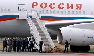 'Make Kneeling Great Again': Soldați americani în uniformă, în genunchi, aranjând covorul roșu pentru Putin