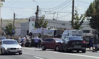 Cum s-a produs accidentul din zona Aeroportului Cluj în care au fost implicate 3 autovehicule și un troleibuz / Depășire + coliziune frontală = dezast