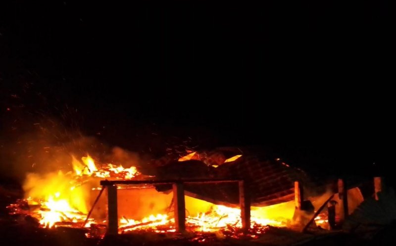 Incendiu devastator în Cluj: Casa unei familii a ars complet