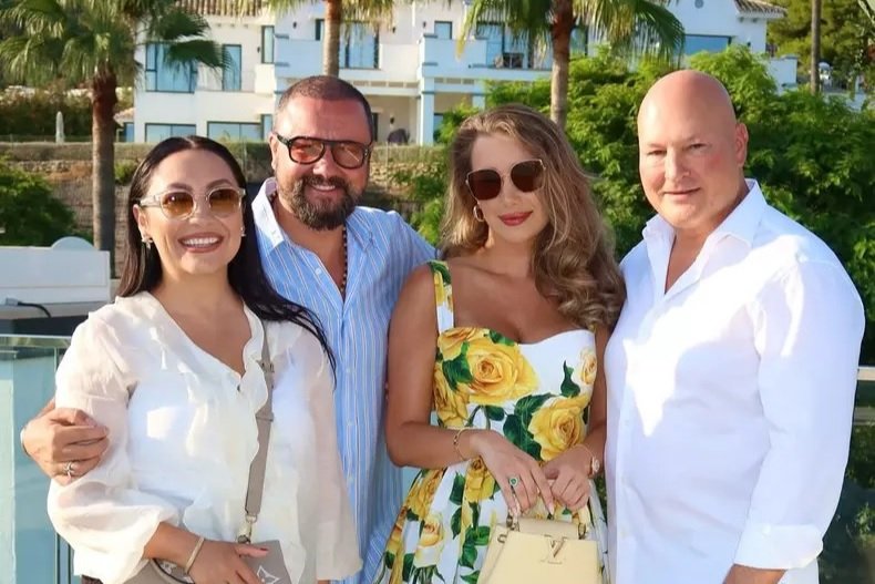 Cum arată fostul patron al CFR-ului. Arpad Paszkany, în vacanță alături de finii săi celebri
