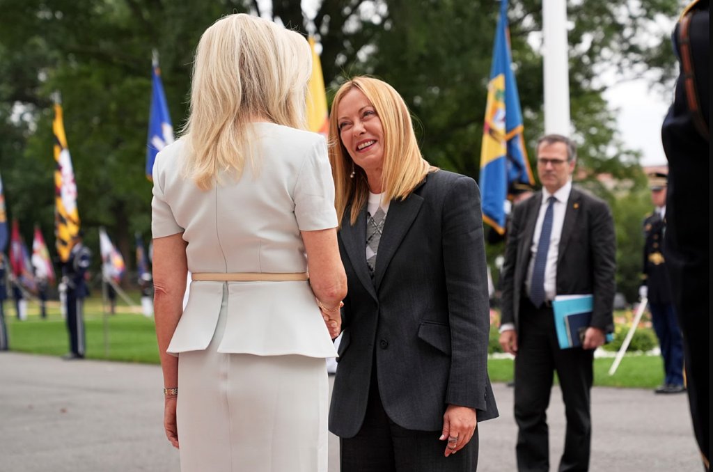 Cine este blonda de la Casa Albă care i-a întâmpinat pe liderii europeni / De numele ei se leagă un scandal