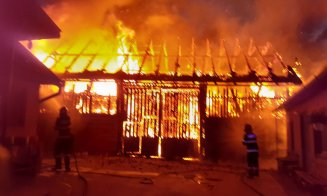 Intervenție de peste 8 ore la stingerea unui INCENDIU în județul Cluj / Flăcările au cuprins în totalitate un adăpost pentru animale