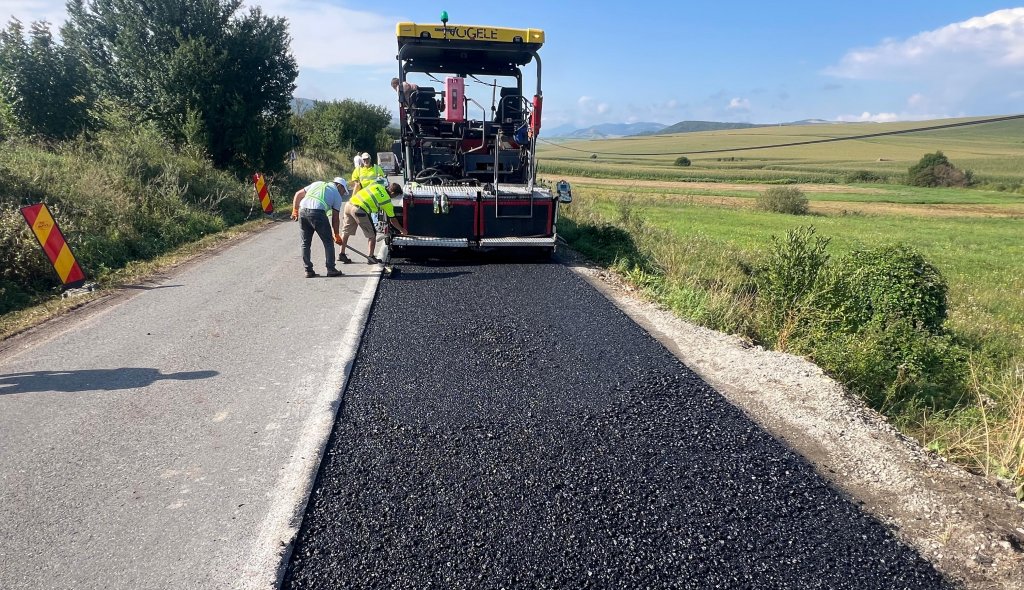Un nou drum județean din Cluj a intrat în reparații. Se toarnă și asfalt