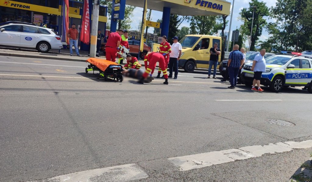 Incident grav în Cluj-Napoca: un bărbat, întins pe carosabil, primește îngrijiri medicale