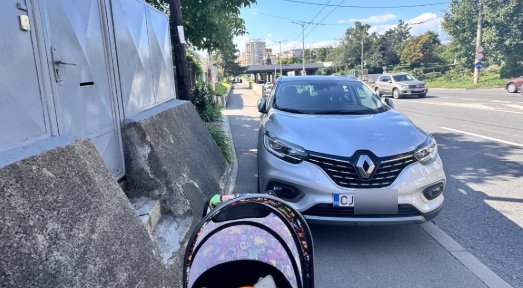 O mămică din Cluj cu bebeluș în cărucior blocată de o mașină parcată pe trotuar: și ce e și mai trist, unii îi spun să ocolească pe carosabil