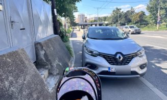 O mămică din Cluj cu bebeluș în cărucior blocată de o mașină parcată pe trotuar: și ce e și mai trist, unii îi spun să ocolească pe carosabil