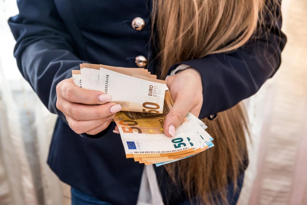 Curs valutar 22 august 2025: Ce cotații au euro și dolarul american la final de săptămână