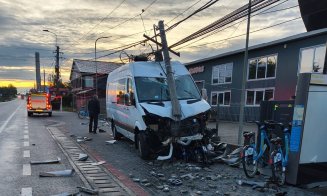 Accident în județul Cluj. Un microbuz s-a oprit într-un stâlp