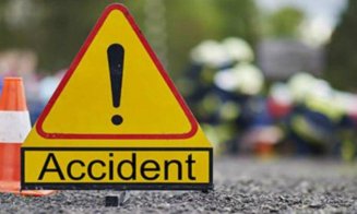Accident în Cluj între o mașină și un buldoexcavator. O victimă primește îngrijiri medicale