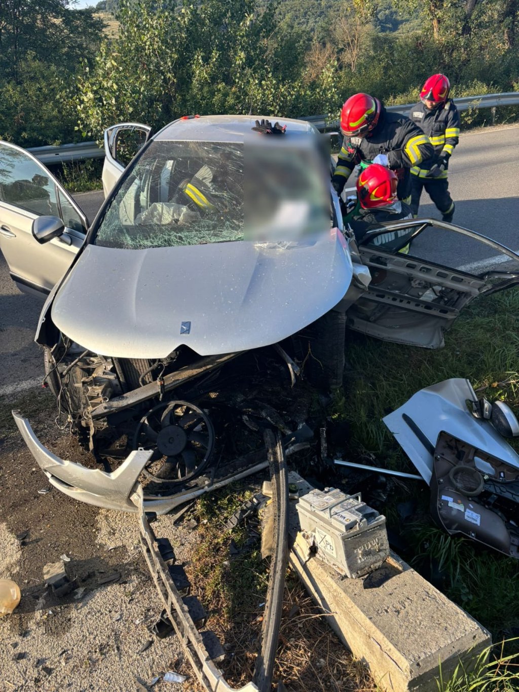 ACCIDENT pe o șosea din Cluj: Descarcerarea a extras dintre fiarele mașinii o victimă de aproximativ 20 de ani