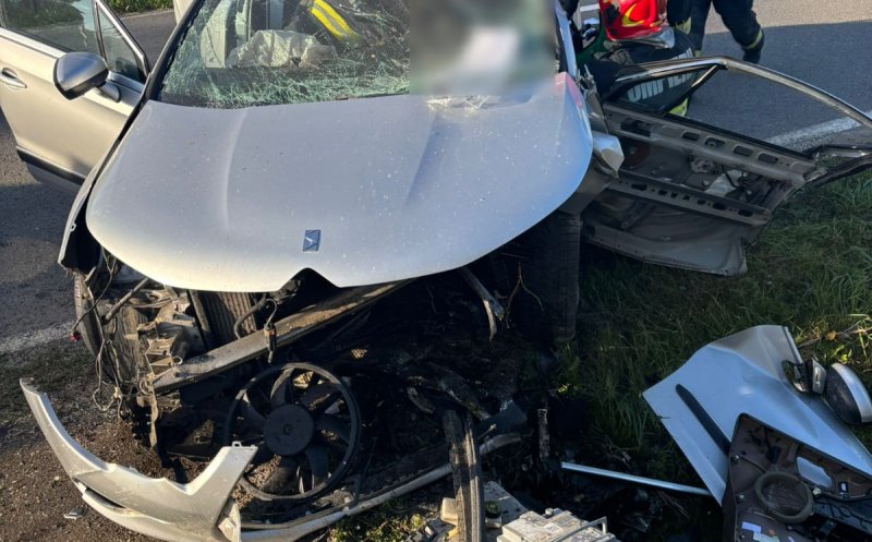 ACCIDENT pe o șosea din Cluj: Descarcerarea a extras dintre fiarele mașinii o victimă de aproximativ 20 de ani