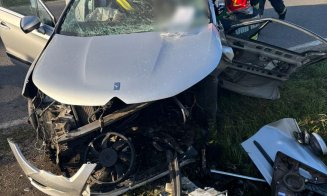 ACCIDENT pe o șosea din Cluj: Descarcerarea a extras dintre fiarele mașinii o victimă de aproximativ 20 de ani