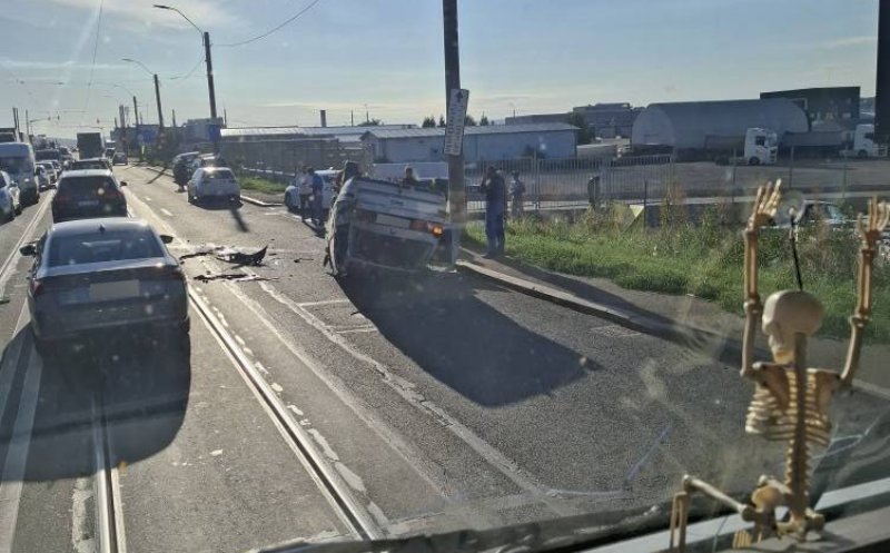 ACCIDENT pe Bulevardul Muncii și mașină cu roțile în sus / ”Cum reușim noi clujenii aceste performanțe"?