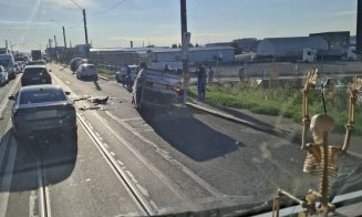 ACCIDENT pe Bulevardul Muncii și mașină cu roțile în sus / ”Cum reușim noi clujenii aceste performanțe"?