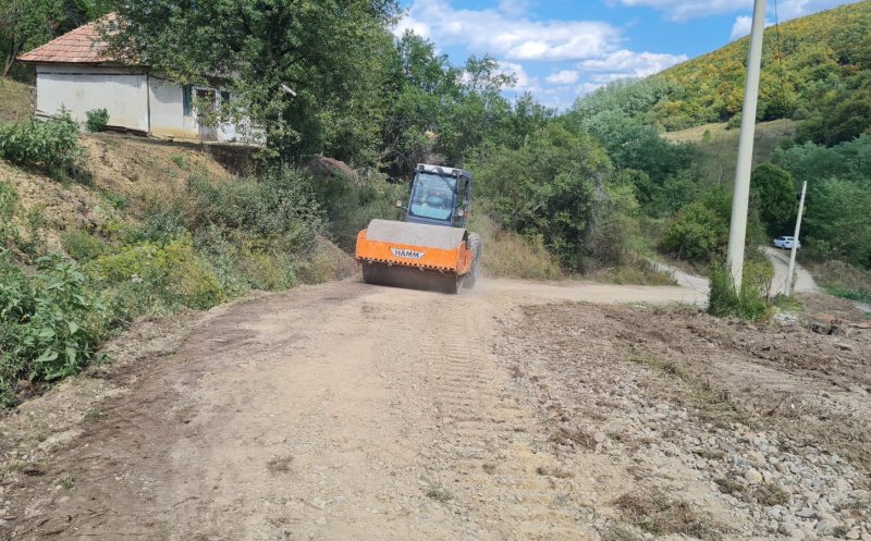 Se repară drumul județean care duce la Monumentul Răscoalei de la Bobâlna