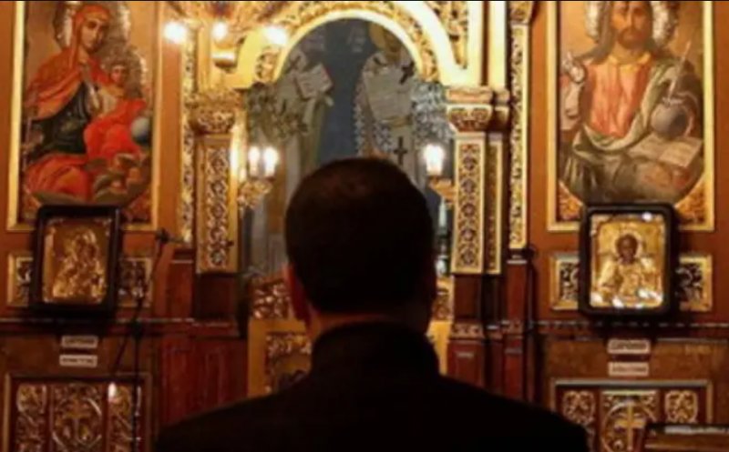 Telefonul unui preot, furat chiar în timpul Sfintei Liturghii. "Mi-a fost furat telefonul din sfântul altar. Aveți grijă pe cine lăsați în casă"
