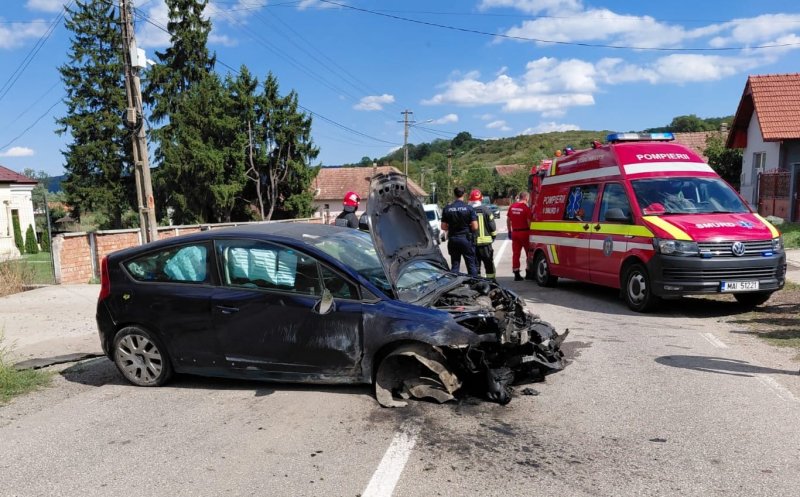 Accident grav într-un sat din Cluj: o mașină a intrat într-un cap de pod