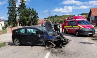 Accident grav într-un sat din Cluj: o mașină a intrat într-un cap de pod