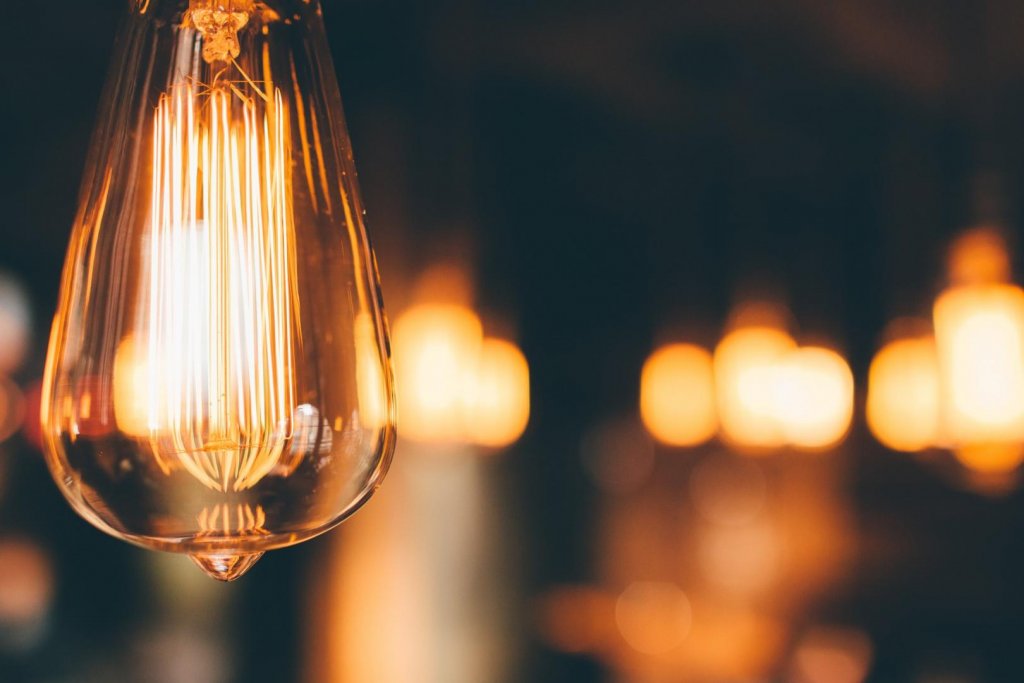 De ce plătesc românii dublu sau triplu la energie: Canicula, sistarea subvenţionării şi creşterea TVA, spun furnizorii