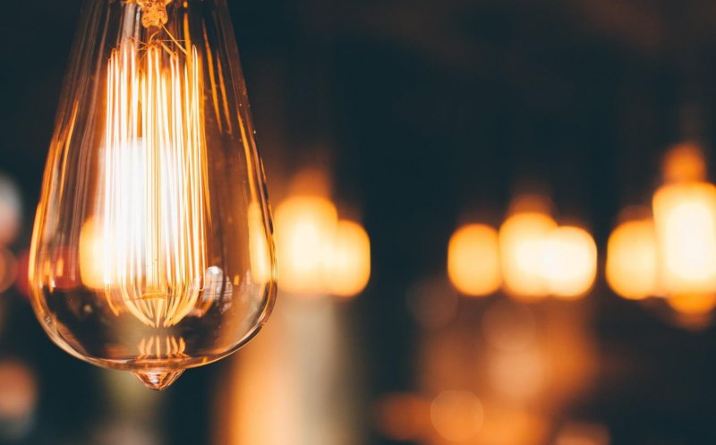 De ce plătesc românii dublu sau triplu la energie: Canicula, sistarea subvenţionării şi creşterea TVA, spun furnizorii