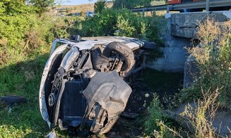 Accident într-o comună din Cluj: O mașină s-a răsturnat într-o râpă