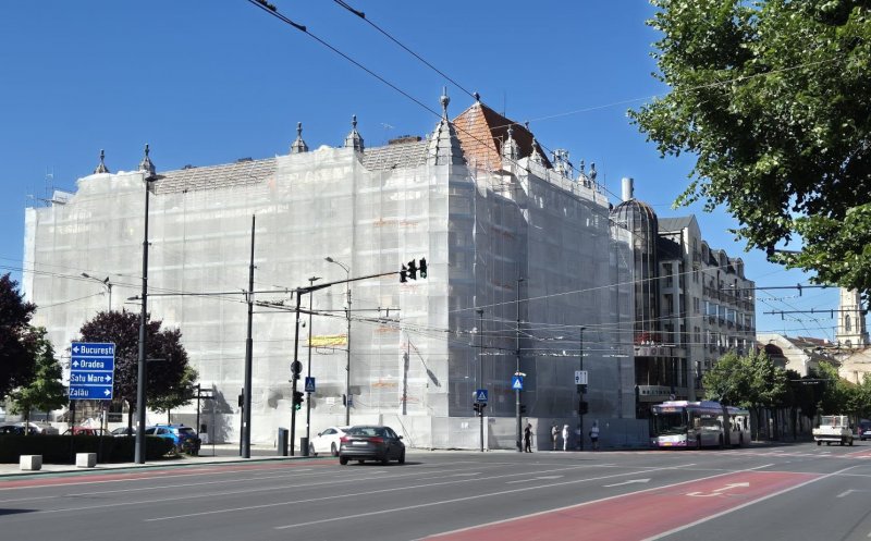 Transformare spectaculoasă a Palatului Administrativ din Cluj: Ferestrele vechi de peste 100 de ani, restaurate cu tehnici speciale